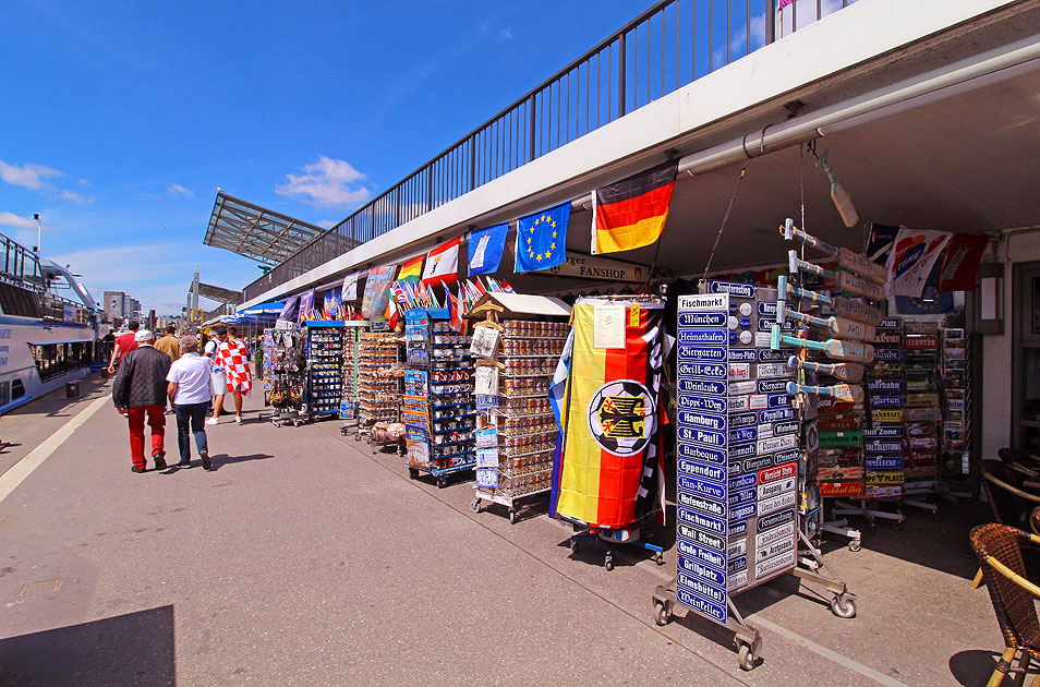 Andenkenladen auf dem Anleger der St. Pauli Landungsbrücekn