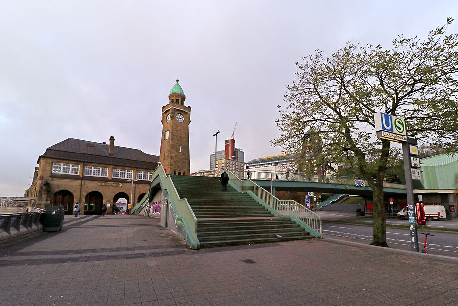Dle St. Pauli Landungsbrücken in Hamburg
