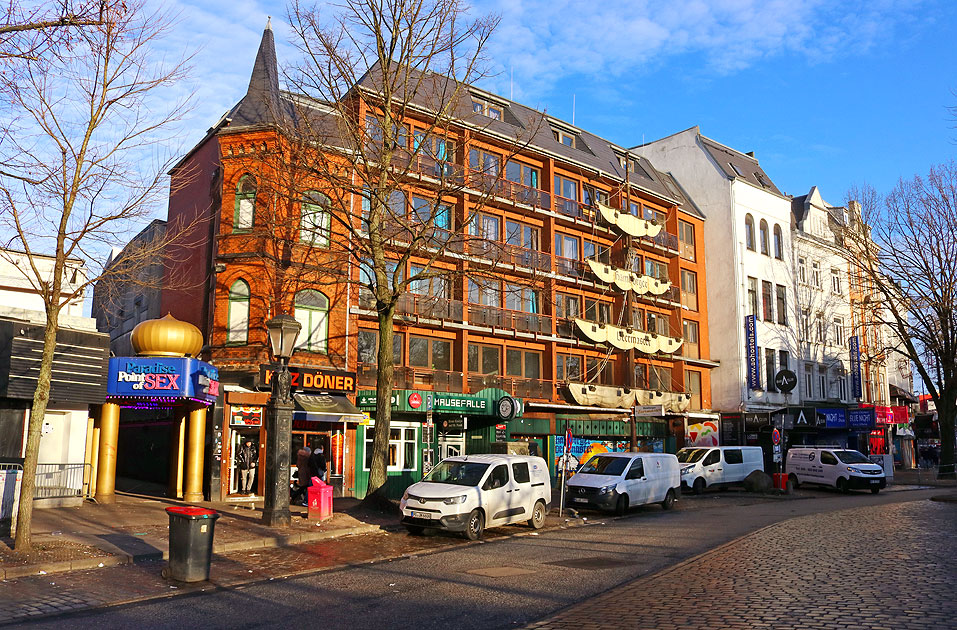Die Reeperbahn mit dem Paradies Point of Sex