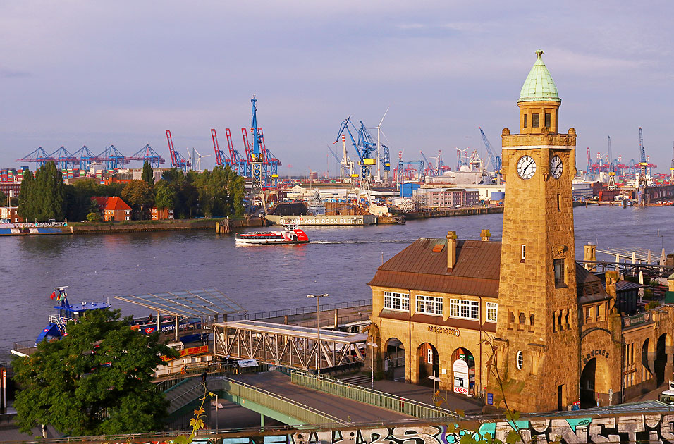 Der Pegelturm an den St. Pauli Landungsbrücken