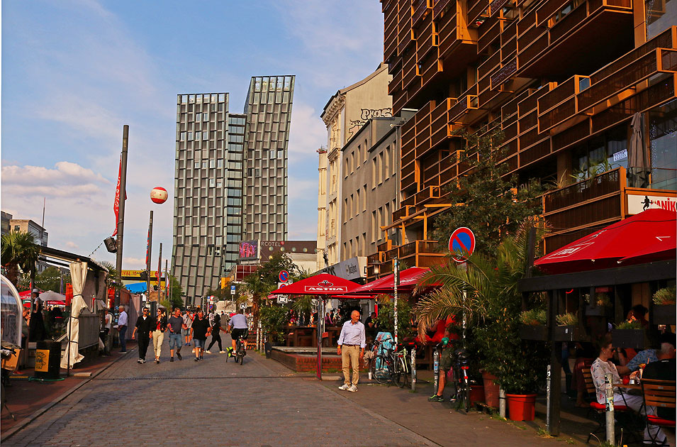 Der Spielbudenplatz und die Tanzenden Türme in Hamburg auf St. Pauli
