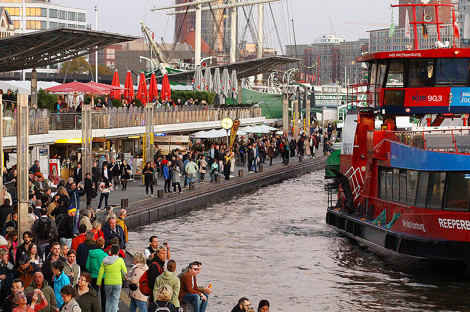 Abends an den St. Pauli Landungsbrücken in Hamburg