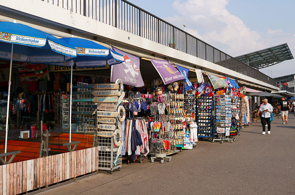 Ein Andenkenladen an den St. Pauli Landungsbrücken in Hamburg
