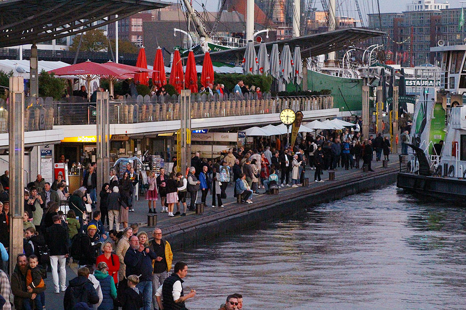 Abends an den St. Pauli Landungsbrücken in Hamburg