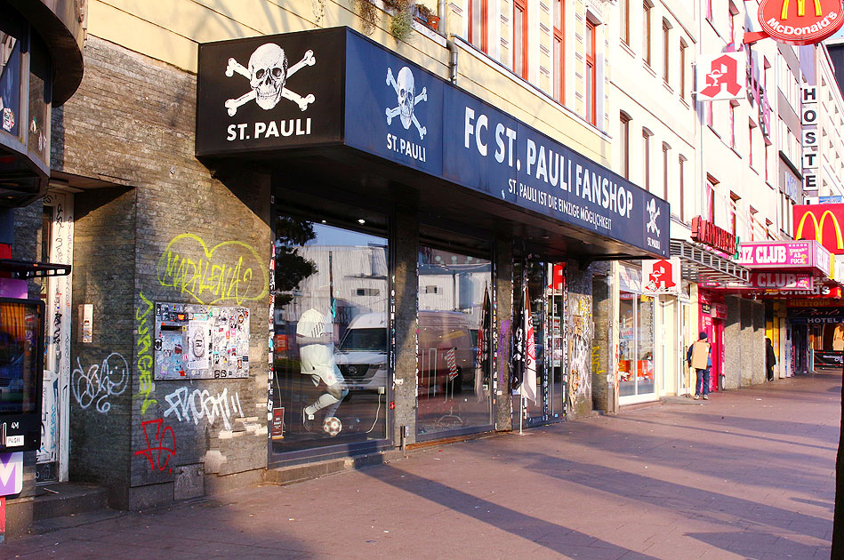Der FC St. Pauli Fanshop auf der Reeperbahn in Hamburg