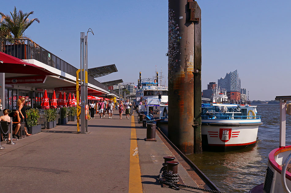 Auf dem Anleger an den St. Pauli Landungsbrücken in Hamburg
