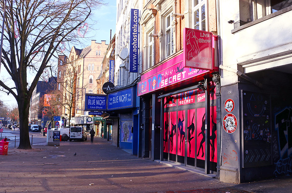 Die Reeperbahn in Hamburg auf St. Pauli in Blickrichtung Nobistor