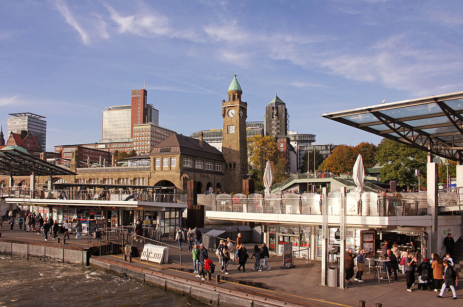 Auf dem Anleger an den St. Pauli Landungsbrücken in Hamburg