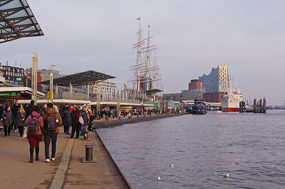 Der Anleger an den St. Pauli Landungsbrücken in Hamburg