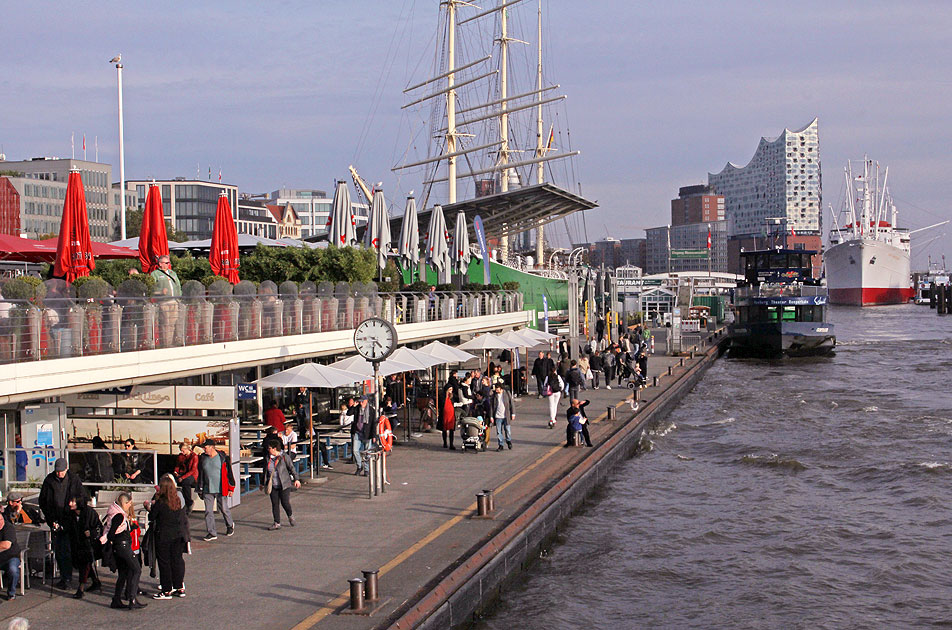 An den St. Pauli Landungsbrücken in Hmaburg