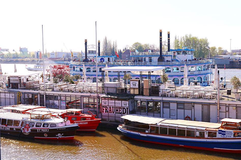 Die Brücke 10 an den St. Pauli Landungsbrücken in Hamburg