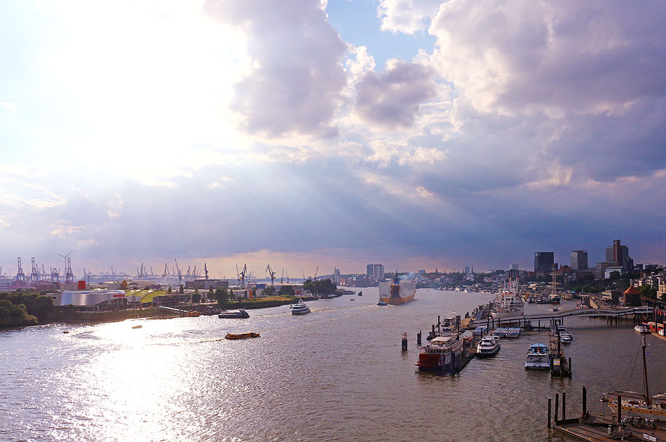 Die Elbe und die  Landungsbrücken in Hamburg
