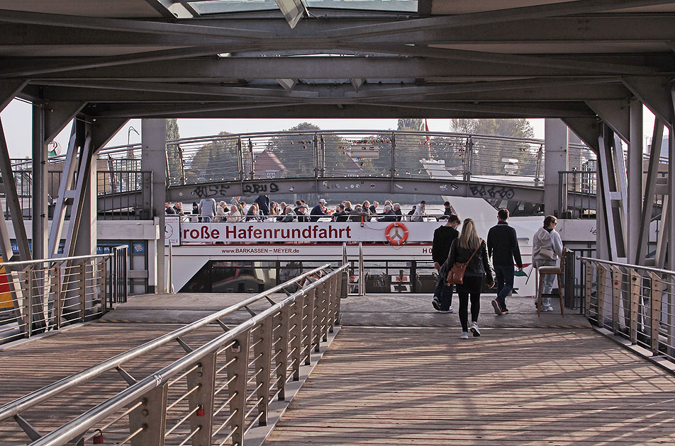 Die Brücke 7 an den St. Pauli Landungsbrücken in Hamburg