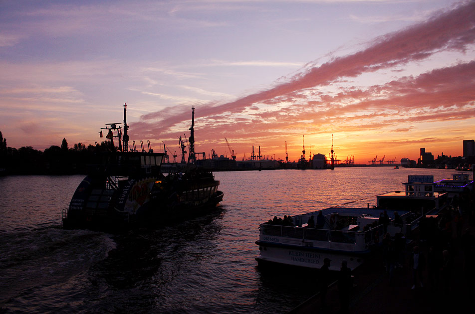 Sonnenuntergang an den St. Pauli Landungsbrücken in Hamburg