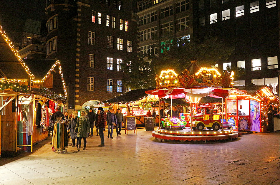 Weihnachtsmarkt in Hamburg rund um die Petrikirche an der M&ouml;nckebergstra&szlig;e