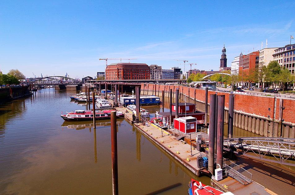 Der Binnenhafen in Hamburg am Baumwall
