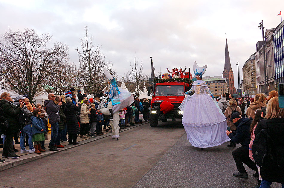Die Weihnachtsparade in Hamburg auf dem Jungfernstieg
