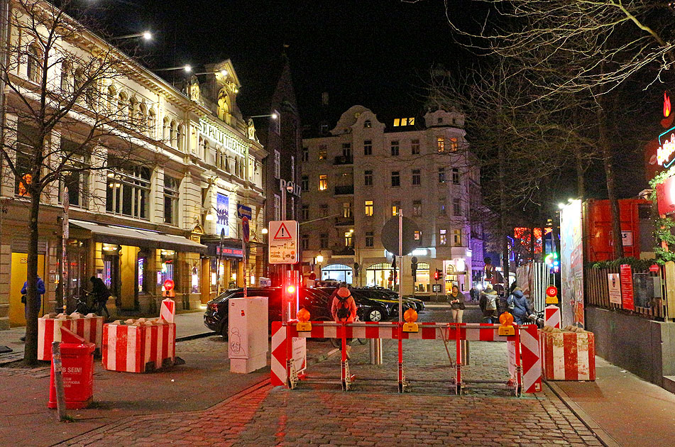 Hamburg in der Weihnachtszeit mit weihnachtlichen Stra&szlig;enm&ouml;beln