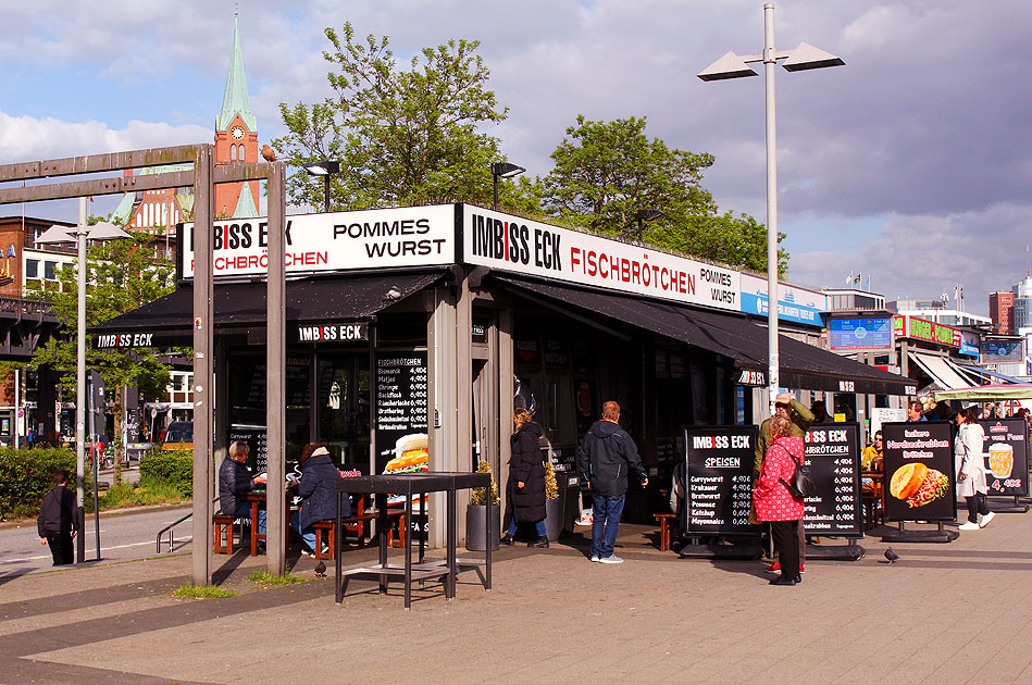 Der Imbiss Eck mit Fischbr&ouml;tchen an den St. Pauli Landungsbr&uuml;cken in Hamburg