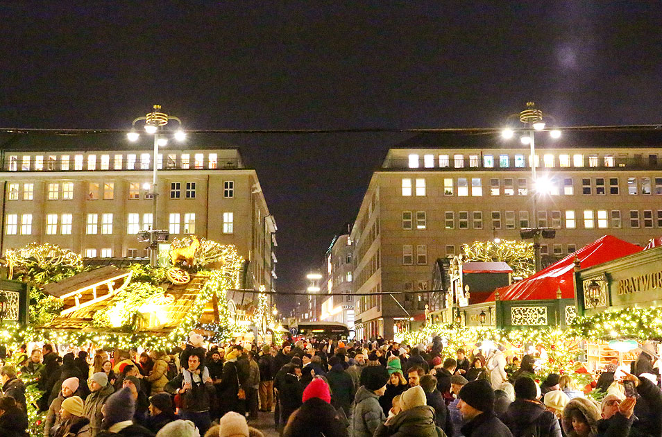 Weihnachtsmarkt in Hamburg auf dem Rathausmarkt