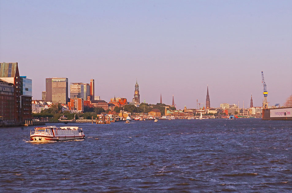 Hamburg, die Elbe, der Michel und die Landungsbr&uuml;cken
