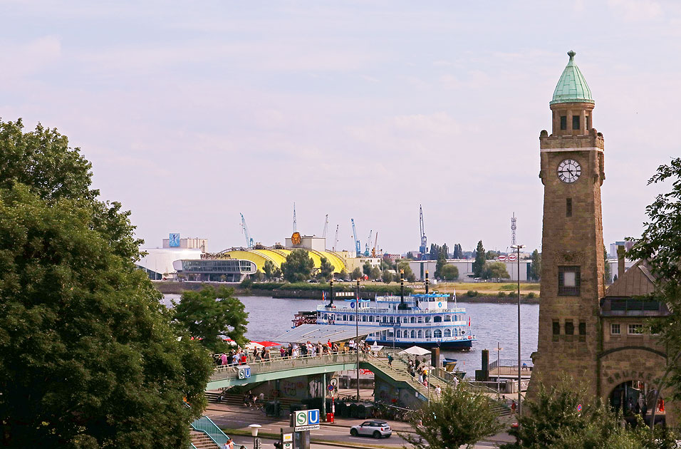Die Louisiana Star von Abicht an den St.Pauli Landungsbr&uuml;cken in Hamburg