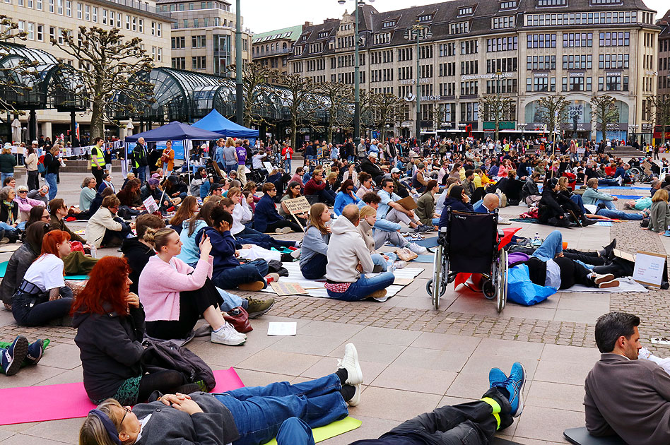 Liegenddemo in Hamburg auf dem Rathausmarkt