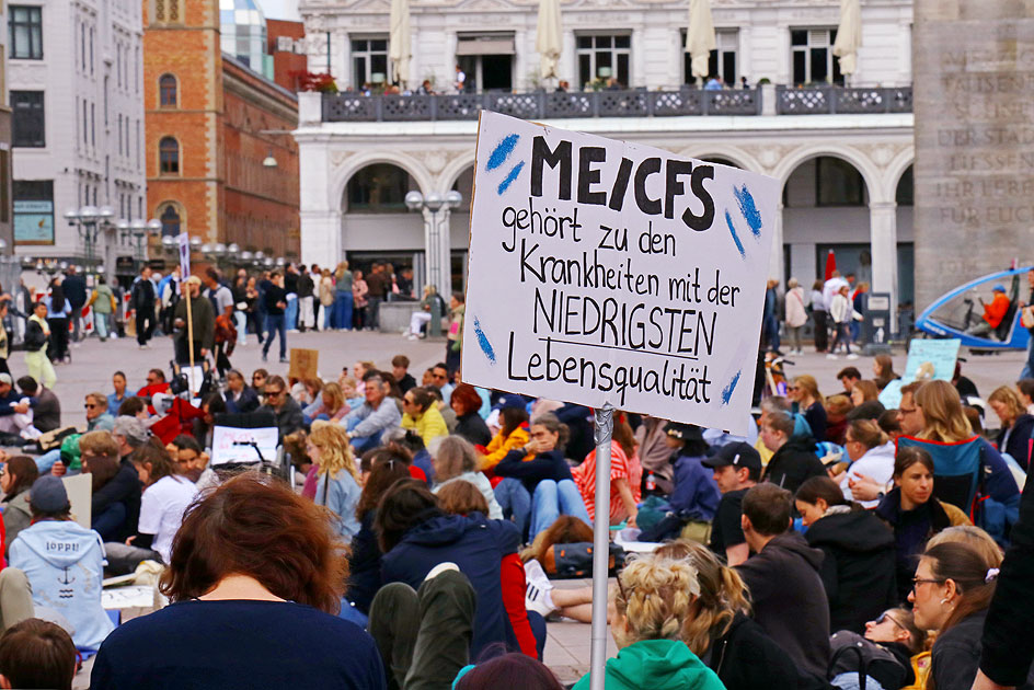 Liegenddemo in Hamburg auf dem Rathausmarkt
