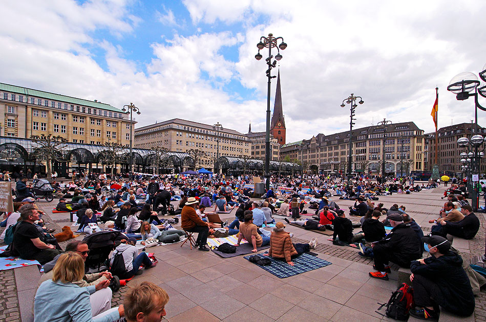 Liegenddemo in Hamburg auf dem Rathausmarkt