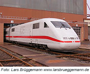 Noch fehlt dem Zug der hintere Teil, der anschlie&szlig;end angekuppelt wurde