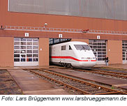 Der 30. redesignte ICE 1 verl&auml;&szlig;t die Halle des Werk N&uuml;rnberg