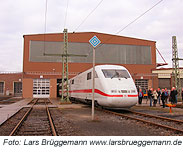 Gleich steht der Zug wieder unter Spannung der Fahrleitung