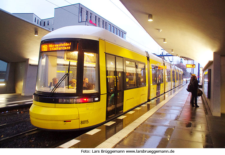 Die Straßenbahn in Berlin an der Haltestelle Hauptbahnhof