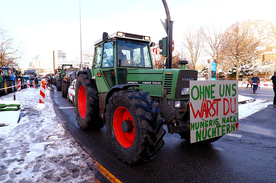 Ein Fendt Farmer 312 LSA auf einer Bauerndemo in Hamburg