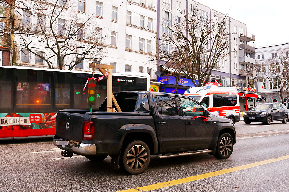 Galgen an dem eine Ampel hängt bei einer Bauerndemo in Hamburg