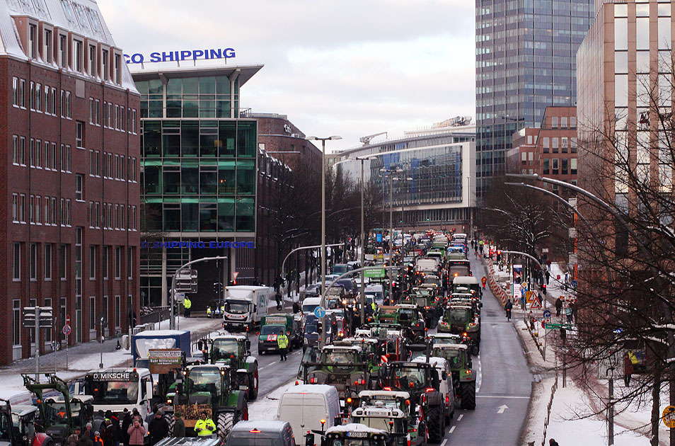 Bauerndemo in Hamburg in der Ost-West-Straße - Norddeutschland zeigt Haltung