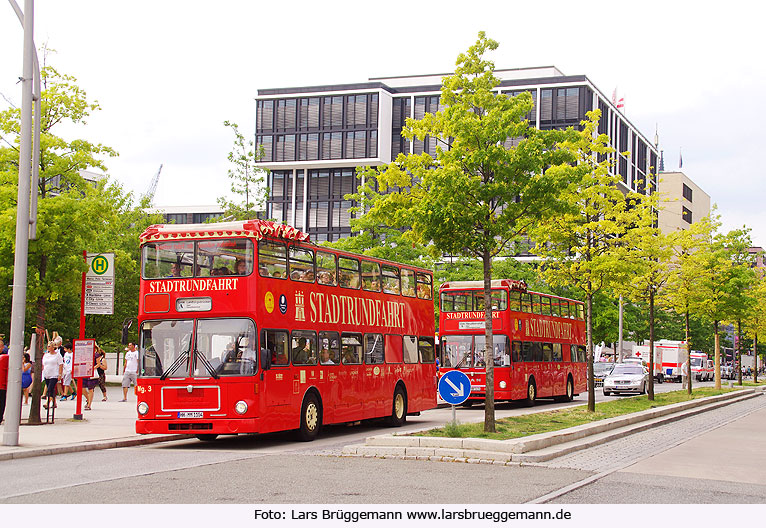 Stadtrundfahrt Busse in Hamburg an der Haltestelle Marco-Polo-Terrassen