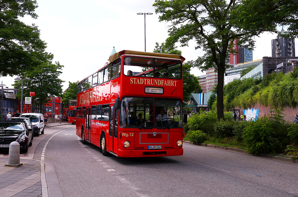 Ein Stadtrundfahrt Bus an den Landungsbrücken in Hamburg