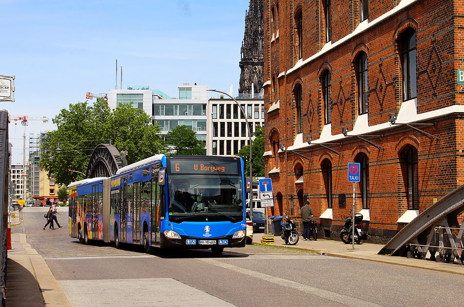 Ein Hochbahn-Bus an der Haltestelle Auf dem Sande in der Hamburger Speicherstadt