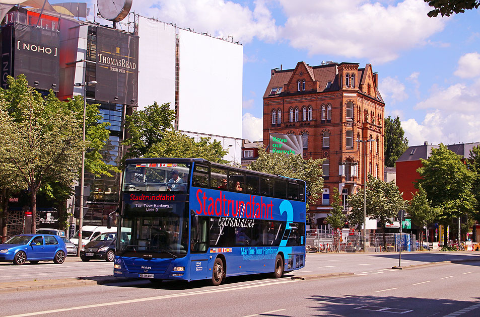 Ein Stadtrundfahrt Bus in Hamburg auf der Reeperbahn