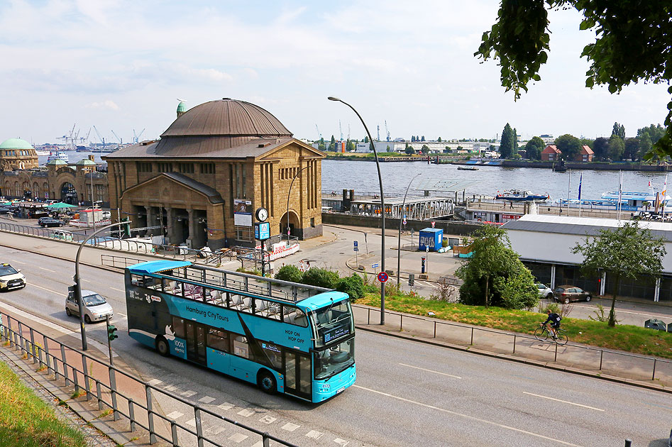 Ein Stadtrunfahrt Bus in Hamburg vor den St. Pauli Landungsbrücken