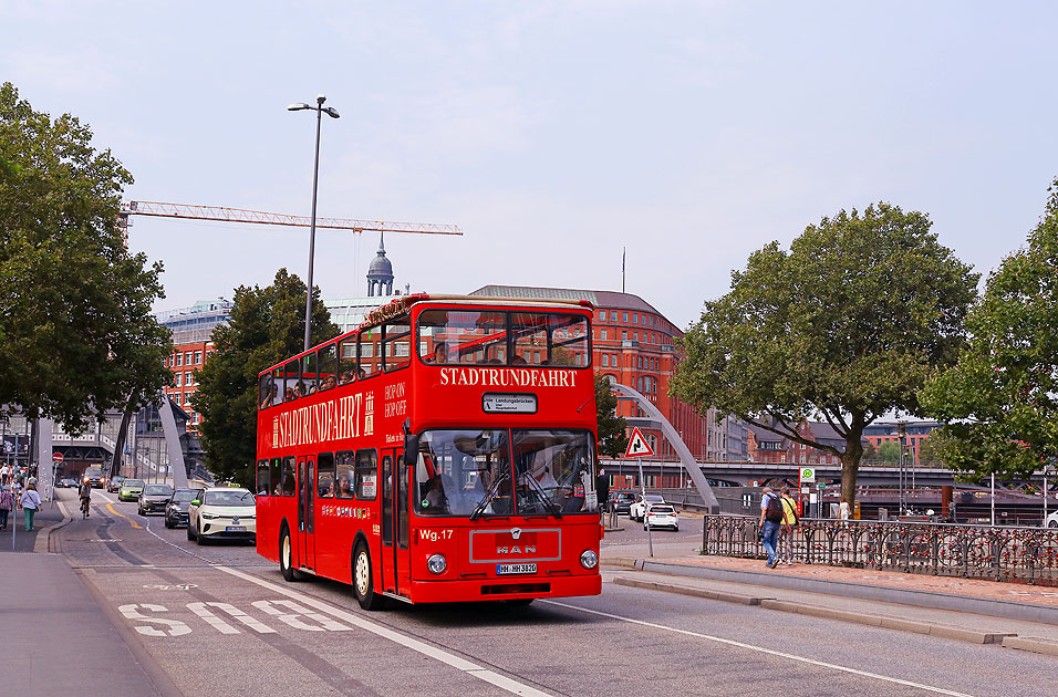 Ein Stadtrundfahrt-Bus in Hamburg am Baumwall