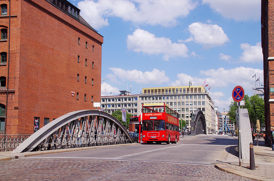 Ein Stadtrundfahrt Bus an der Haltestelle Auf dem Sande in der Hamburger Speicherstadt