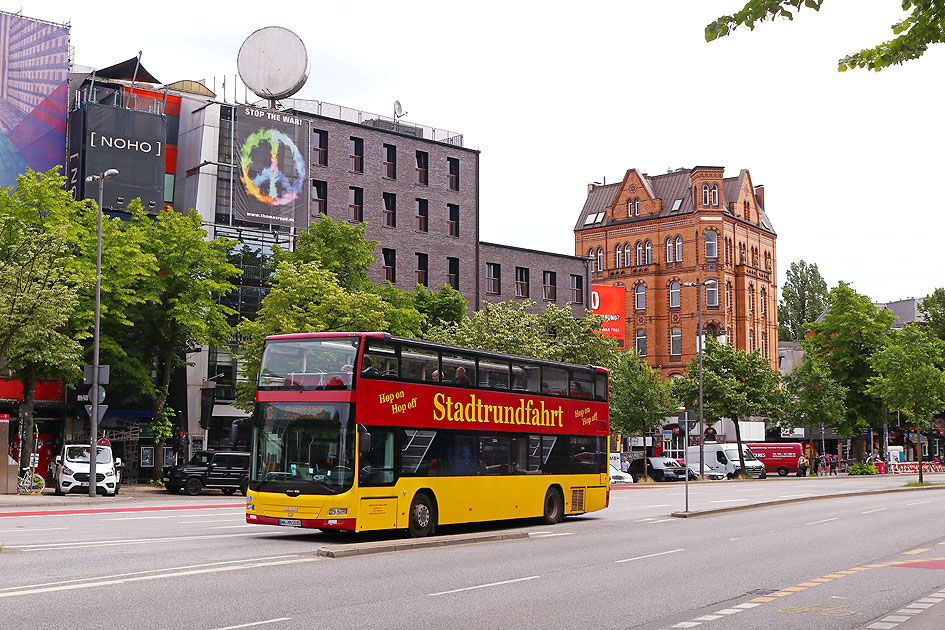 Ein Stadtrundfahrt-Bus in Hamburg auf der Reeperbahn