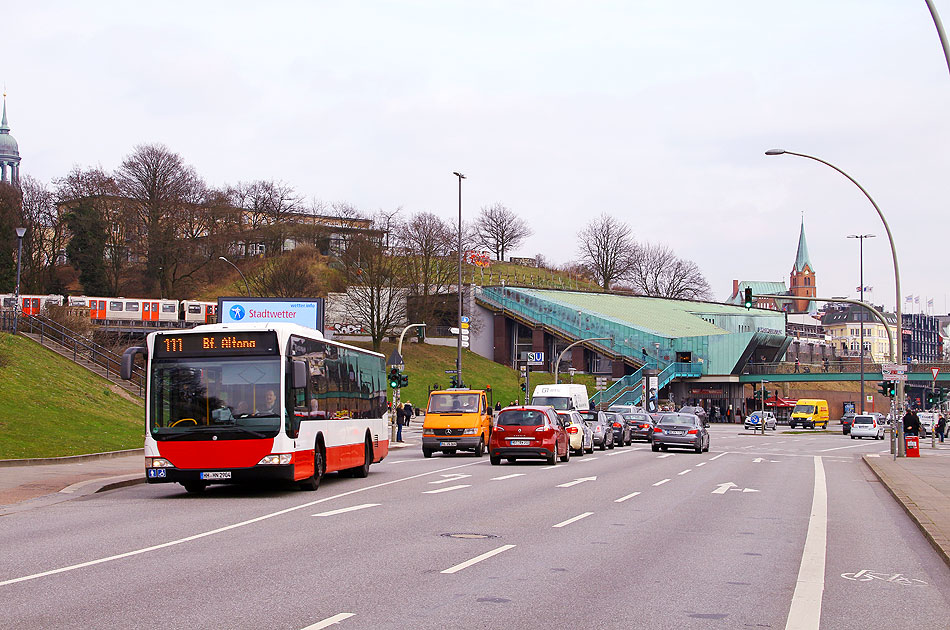 Der Hochbahn-Bus 2904 an der Haltestelle Bahnhof Landungsbrücken als Linie 111