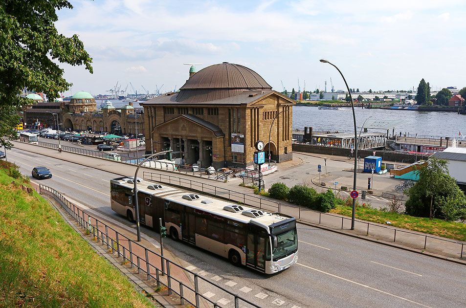 Ein VHH Bus an den St. Pauli Landungsbrücken