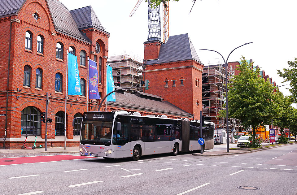 Ein VHH-Bus an der Haltestelle Am Sandtorkai