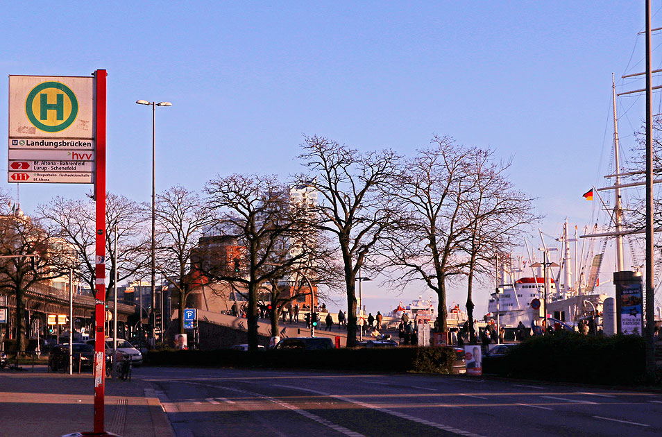 Die Bushaltestelle S-Bahn und U-Bahn Landungsbrücken in Hamburg