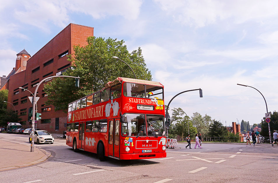 Der Ottifanten-Stadtrundfahrt-Bus in Hamburg