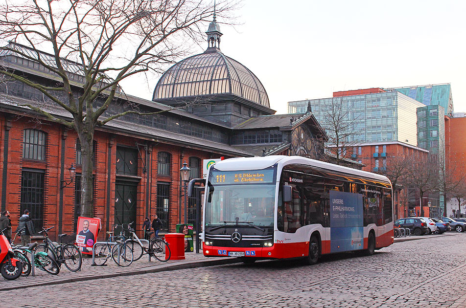 Ein Hochbahn Elektrobus auf der Buslinie 111 an der Fischauktionshalle